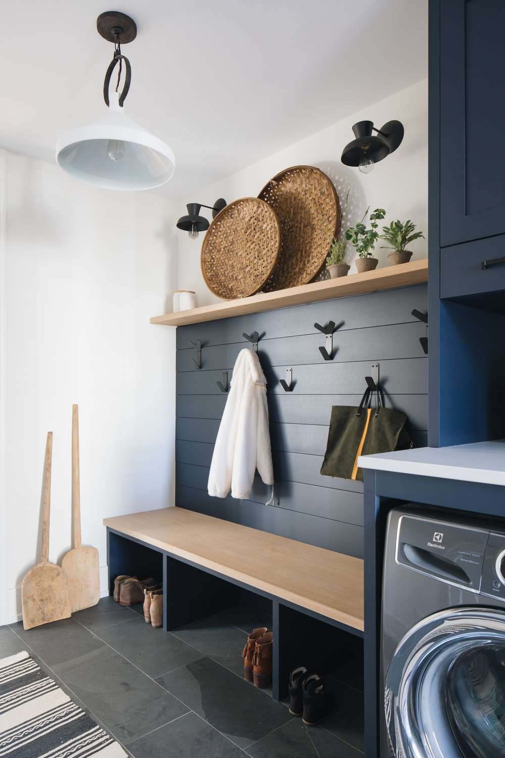 mudroom laundry room with bench