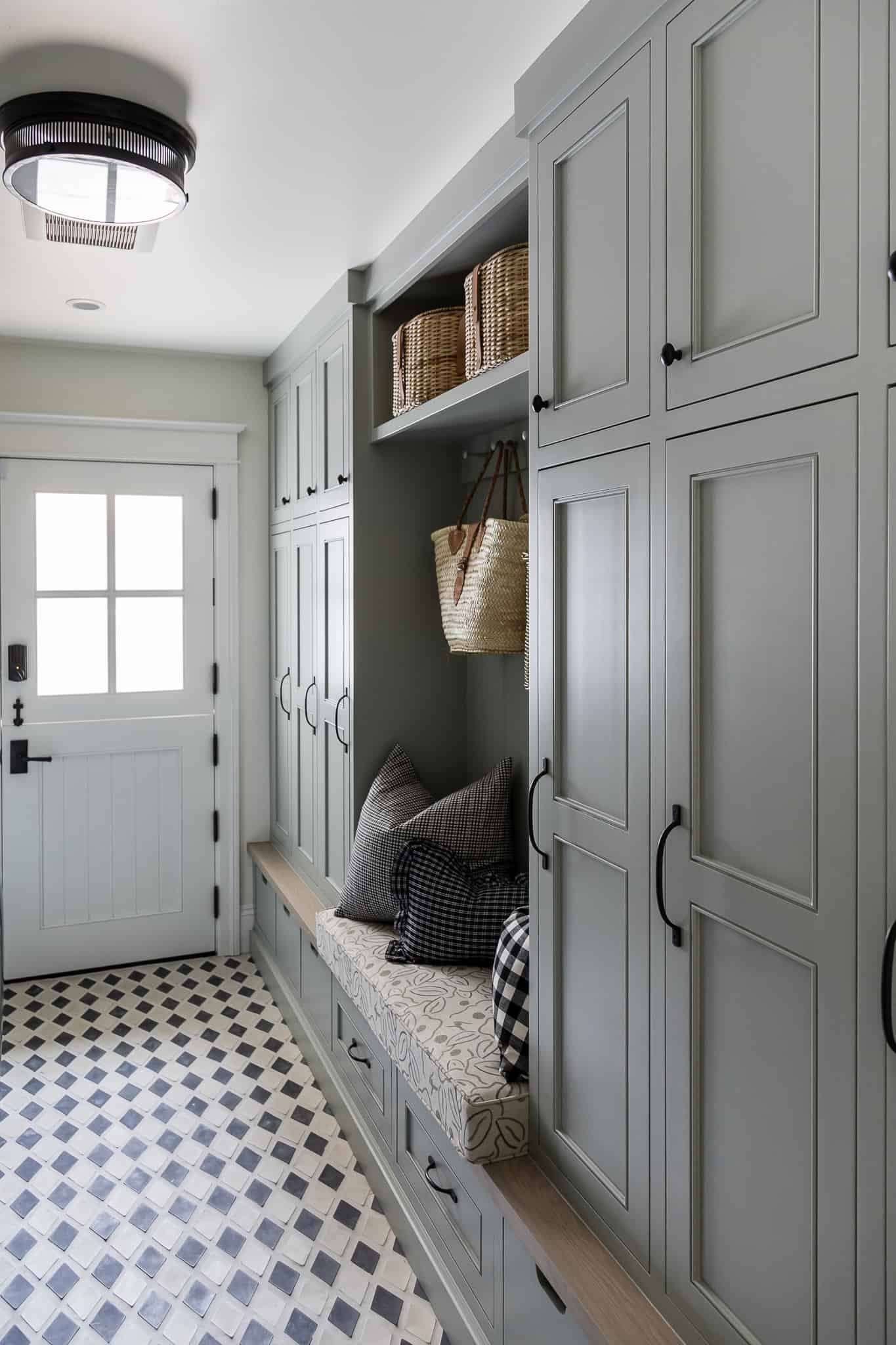 mudroom laundry room with built-ins