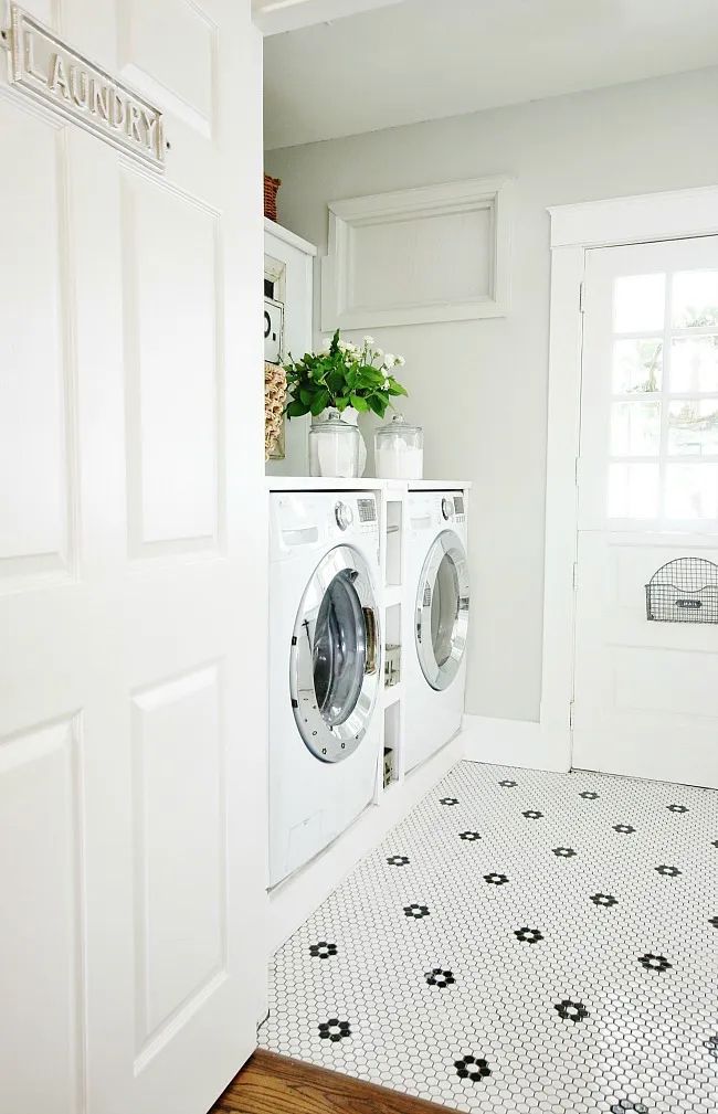 modern farmhouse laundry room mudroom 