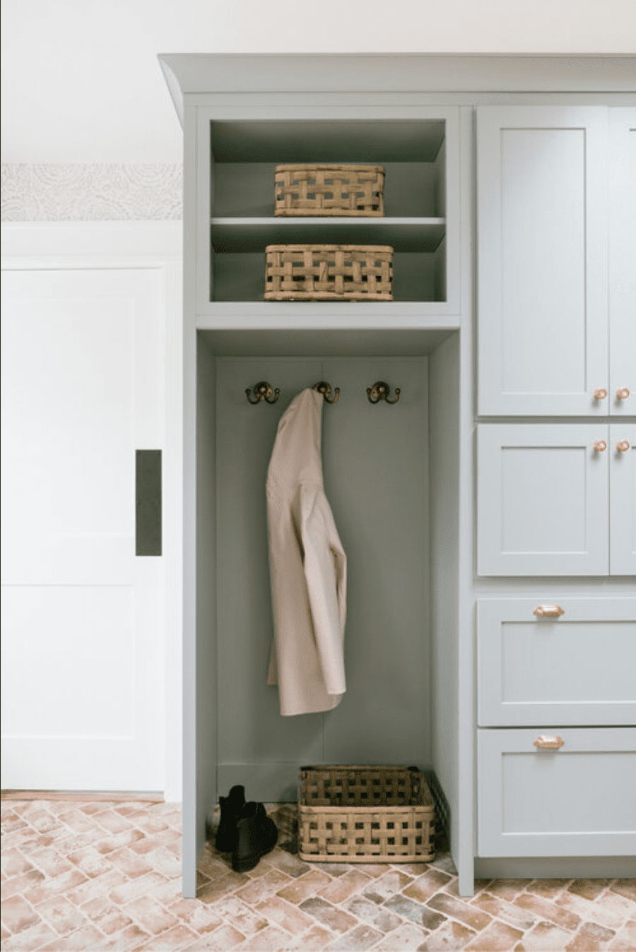 mudroom laundry room with coat cubby