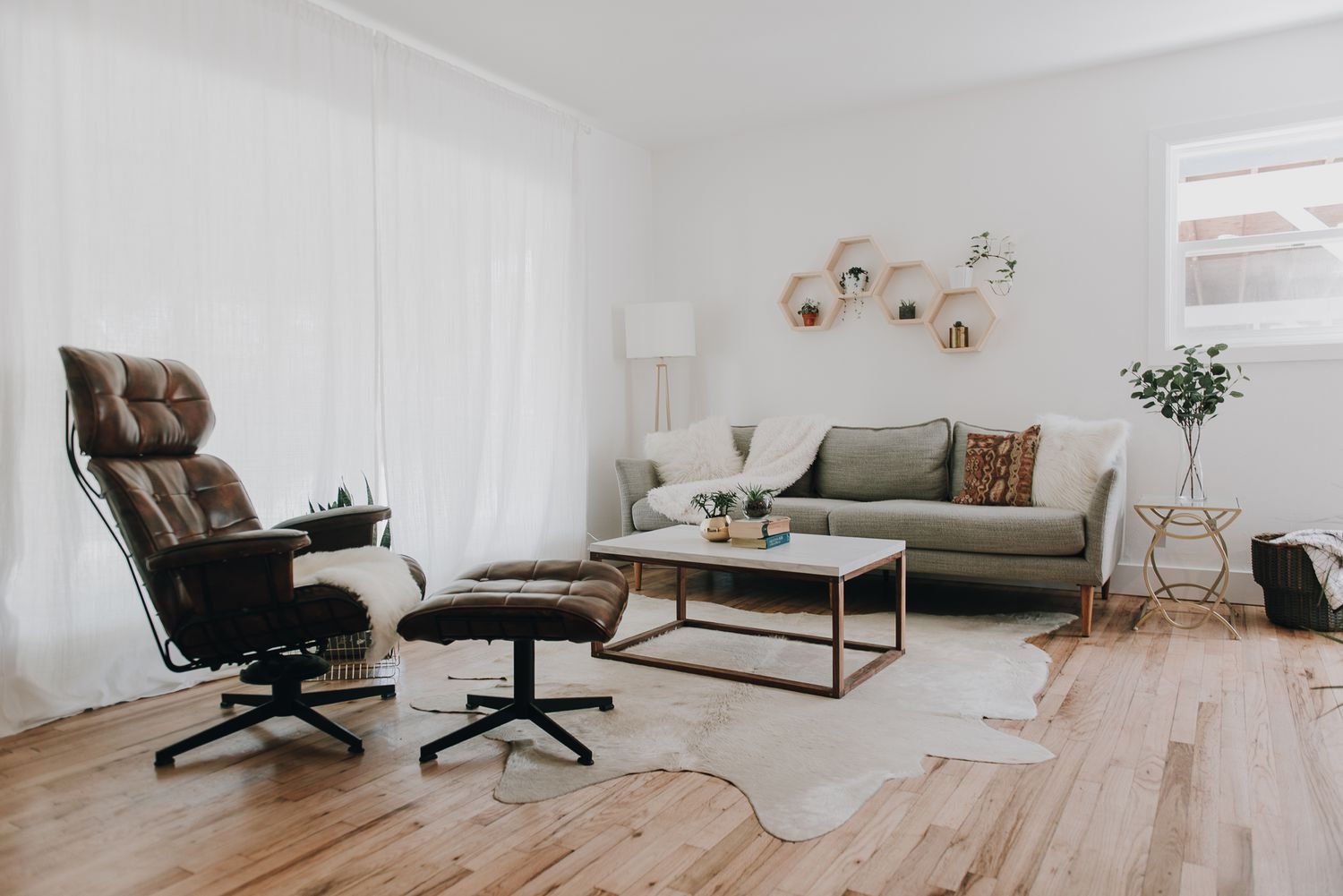 mid-century modern style living room