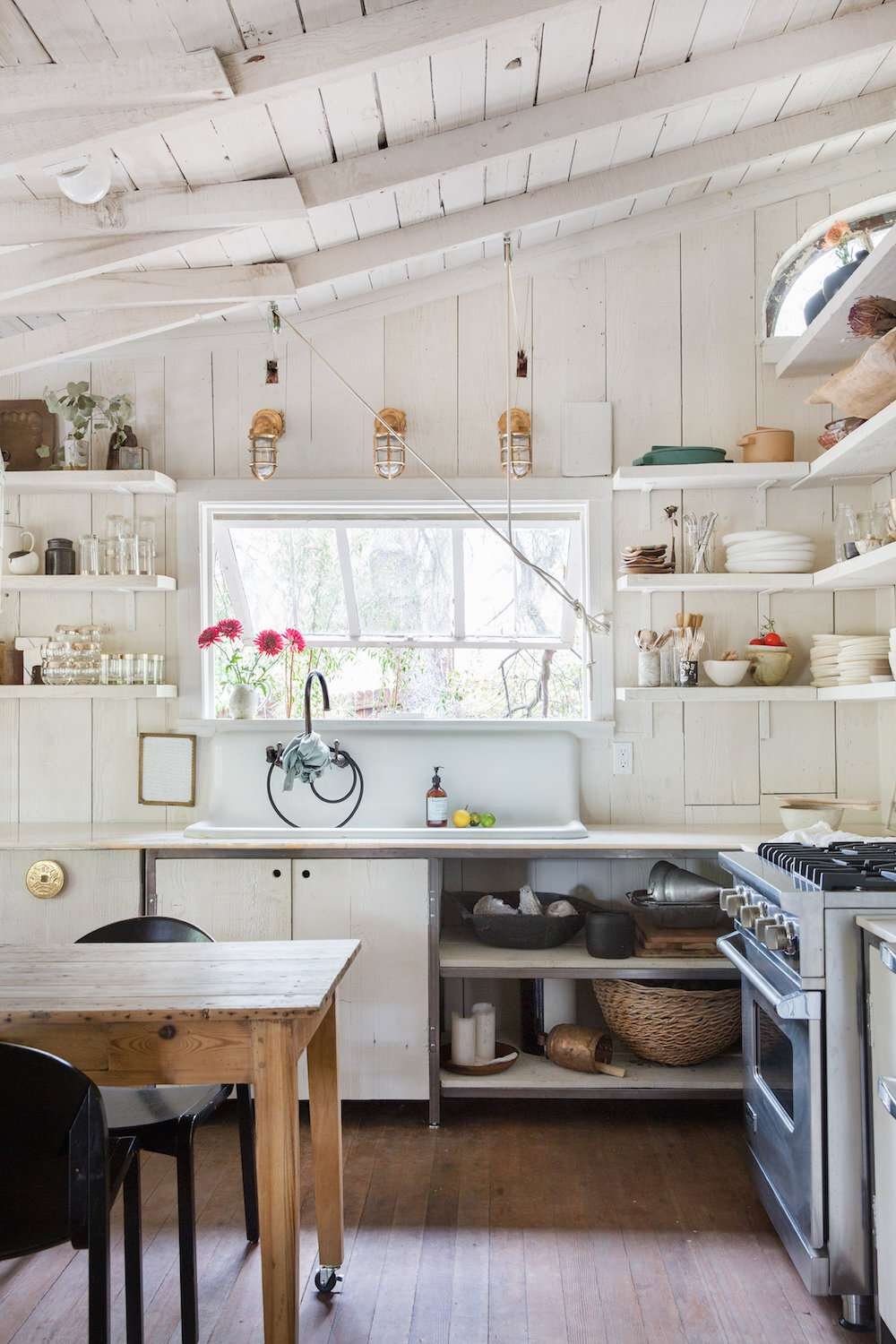 cottage kitchen shelving
